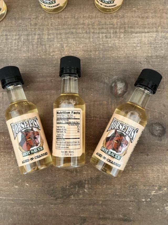 Fairhope Favorites, Inc. – Großhandel Scharfe Soße – Horse Piss Mini Hot Sauce, gereift und verkohlt2
