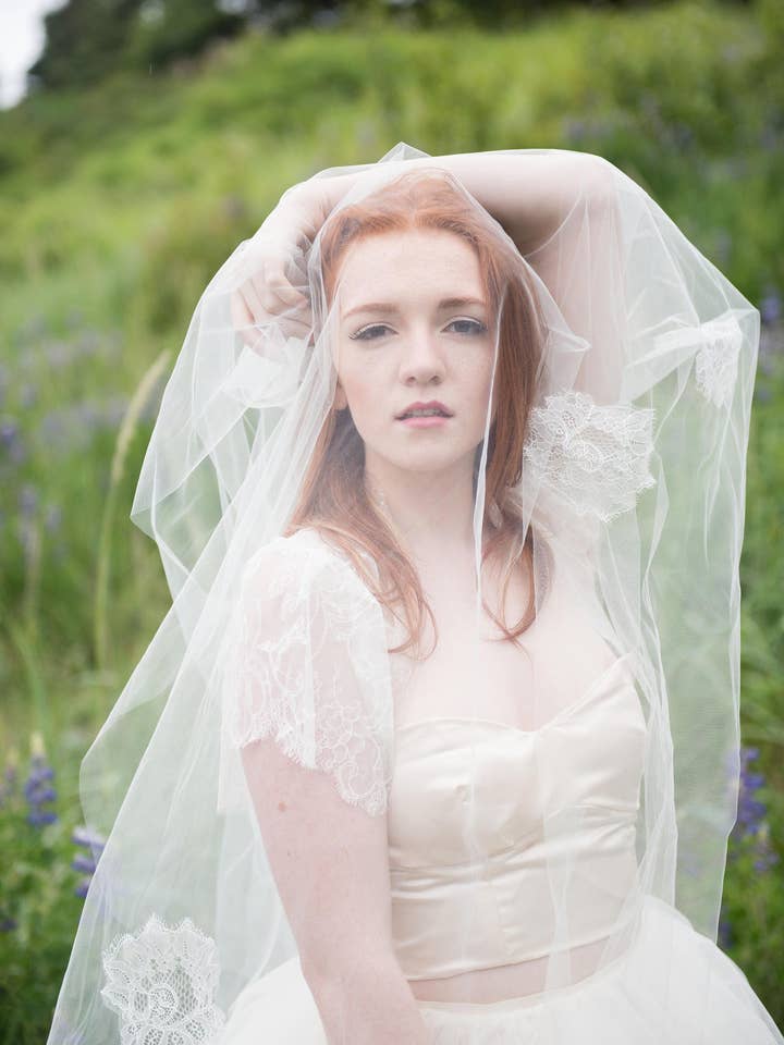 Velo de novia con cordones dispersos en el codo, la yema del dedo, el vals, para venta al por mayor de Rose Red Bridal