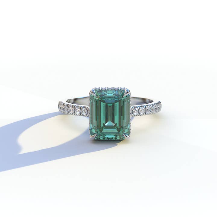 Bague en diamant de laboratoire taille émeraude verte de 2,5 ct avec halo caché et sertissage pavé - Siena pour la vente par Mohana Jewels - Luxury