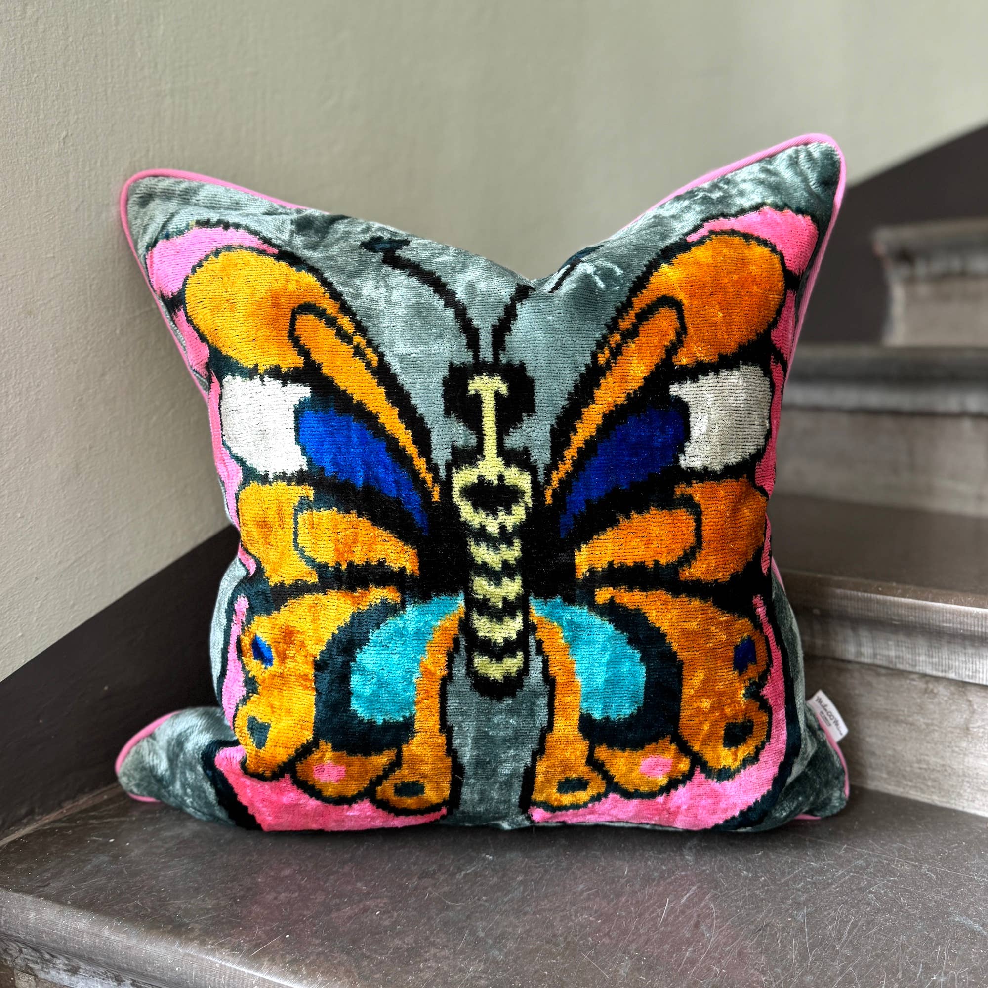 Mila∞Miro by Emelie – Großhandel Zierkissenbezug – Samt Ikat Kissen Schmetterling | Samt Ikat Kissenbezug