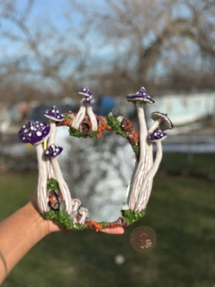 Hängande spegel | Lila svampar och kvarts för wholesale av Making Olás