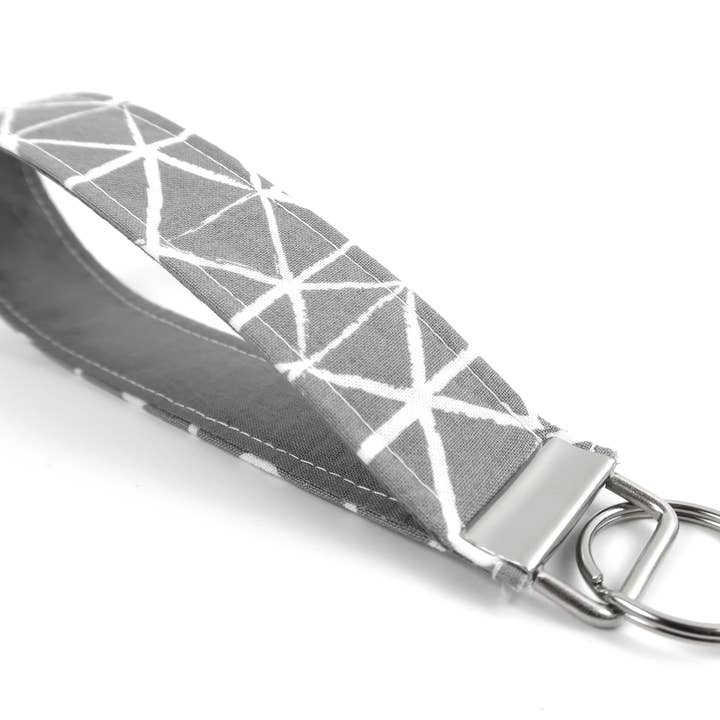 Graue weiße Dreiecke Schlüsselbund für den Großhandel von Designs By Rachel Lynn