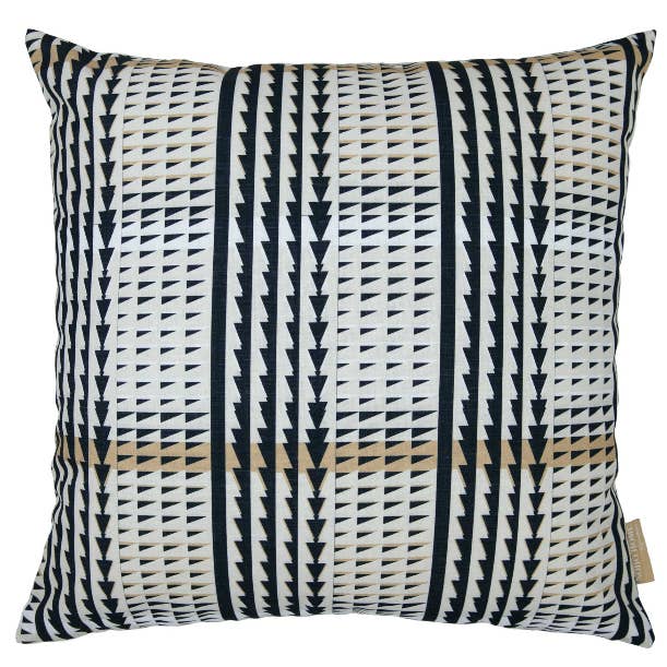 Taie d'oreiller carrée Ku Kanaka pour la vente par NOHO HOME by Jalene Kanani