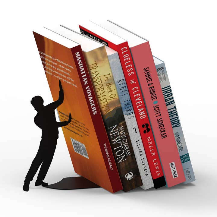 Cliffhanger - Homme au Bord du Gouffre Serre-livres Défiant la Gravité pour la vente par Artori Design LLC