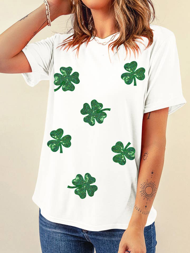 T-shirt graphique vert à paillettes avec trèfle porte-bonheur | S-2XL pour la vente par Aapparella