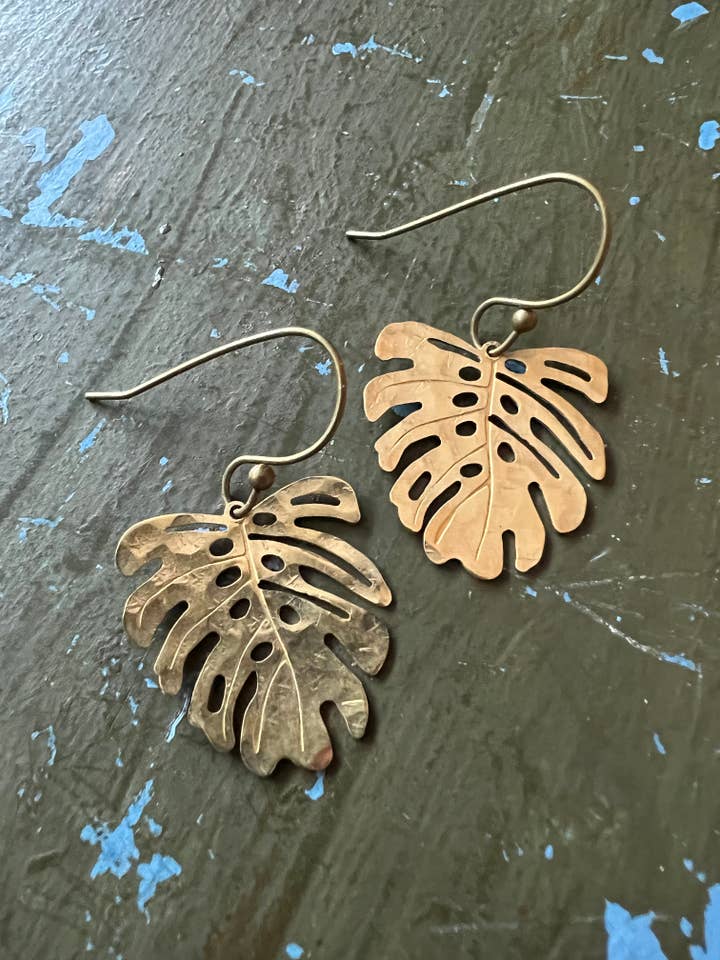 Monstera bladøreringe i guld for engroshandel hos Rising Dawn Boutique
