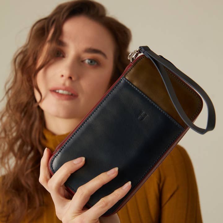 HELMBROOK London - Wholesale Crossbody Bag - Men's - Carlyle Handcrafted Leather Handbag5