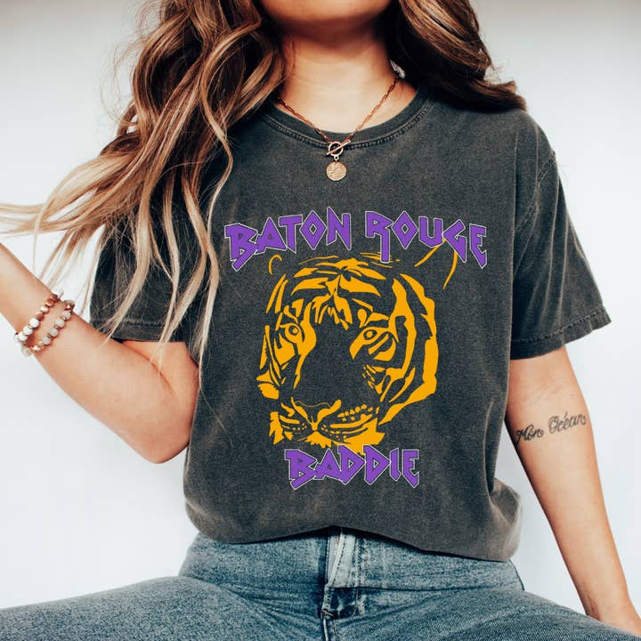 Camiseta estampada Baton Rouge Baddie LSU Tigers Game Day para venta al por mayor de Pink House On River Road