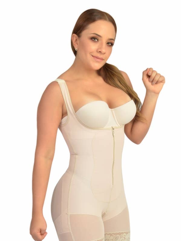 Gaine courte avec fermeture éclair et entrejambe ouvert pour la vente par Anna Marye