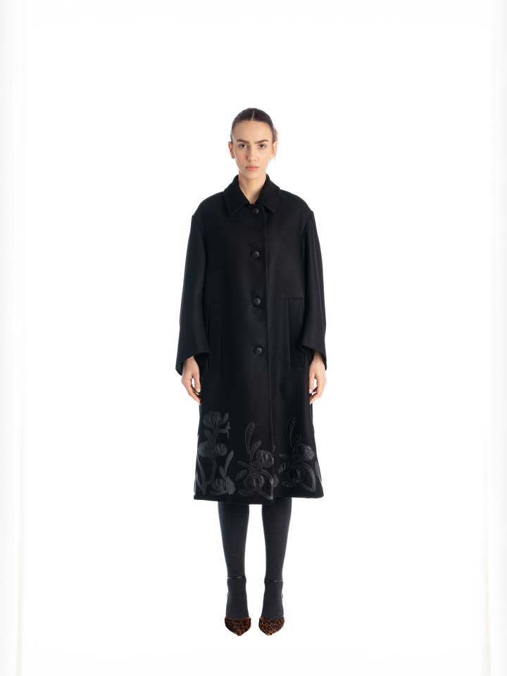 CAPPOTTO RICAMO IN PELLE per la vendita all'ingrosso da parte di Manuela Conti