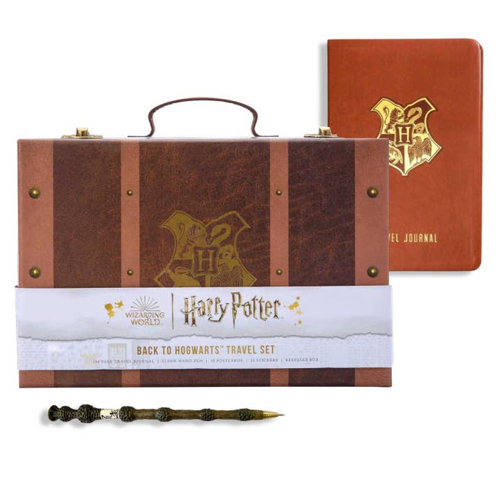 Harry Potter: Reseset med Hogwarts™-tema från Insight Editions för wholesale av Cardshouse