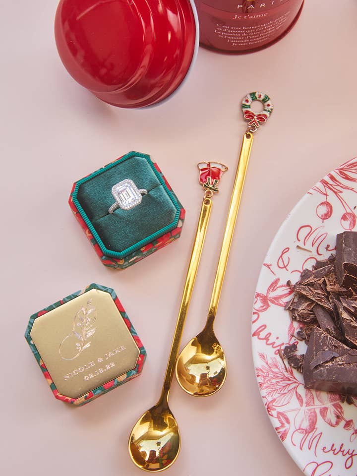 Il singolo di Holly Noble per la vendita all'ingrosso da parte di The Mrs. Box