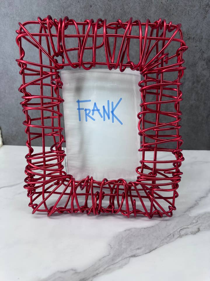 Cadre photo « Core » en fil métallique (fenêtre de 5 x 7 pouces), couleur rouge pour la vente par Frank Steil San Francisco