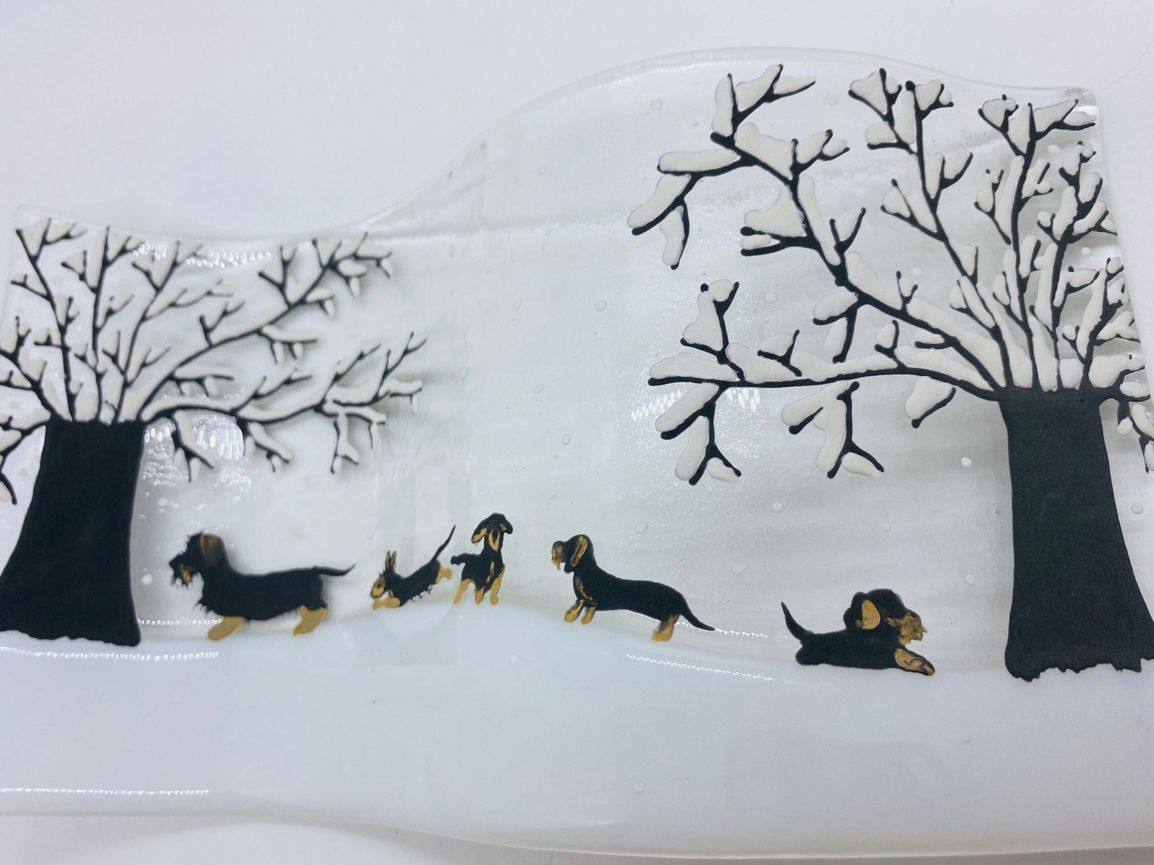 Ally Glass Studio – wholesale Decorative tabletop object – Winter dachshunds self standing2