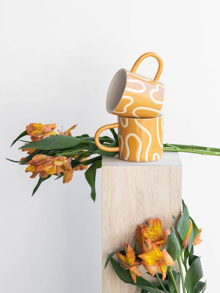 Tasse - Wiggle pour la vente par Carved Color Ceramics