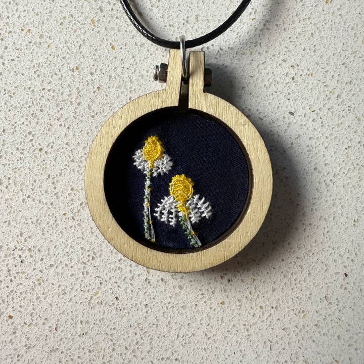 Pendentif Fleur de Marguerite - Collier Cercle en Bois - Mini Brodé pour la vente par Yarn Revival by NokoKnitCo