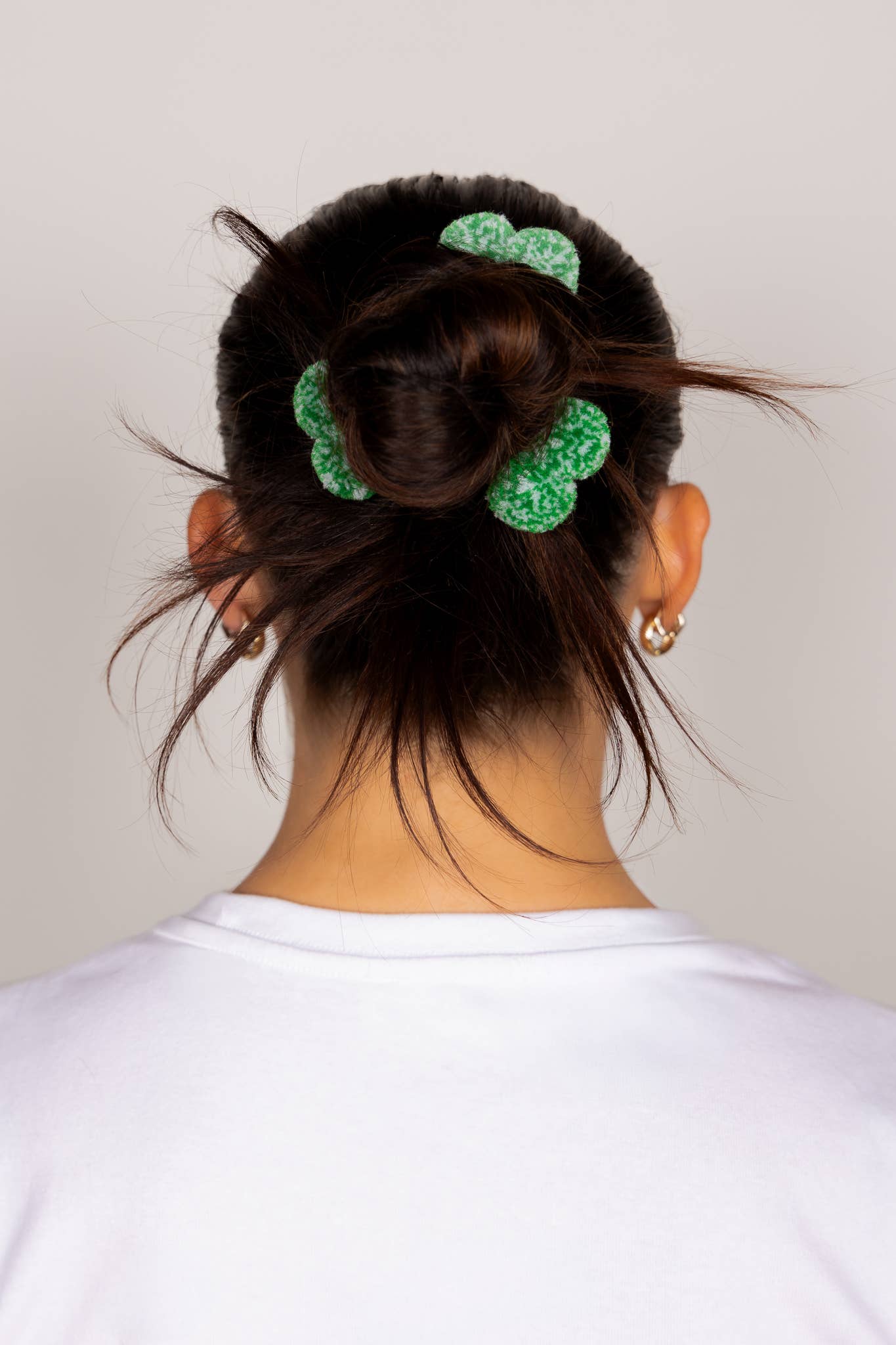 Double Pom – Elástico para cabelo - Mulher por atacado – Elástico de Cabelo com Duplo Pompons de Confetti Verde Kelly 3-Unidades1