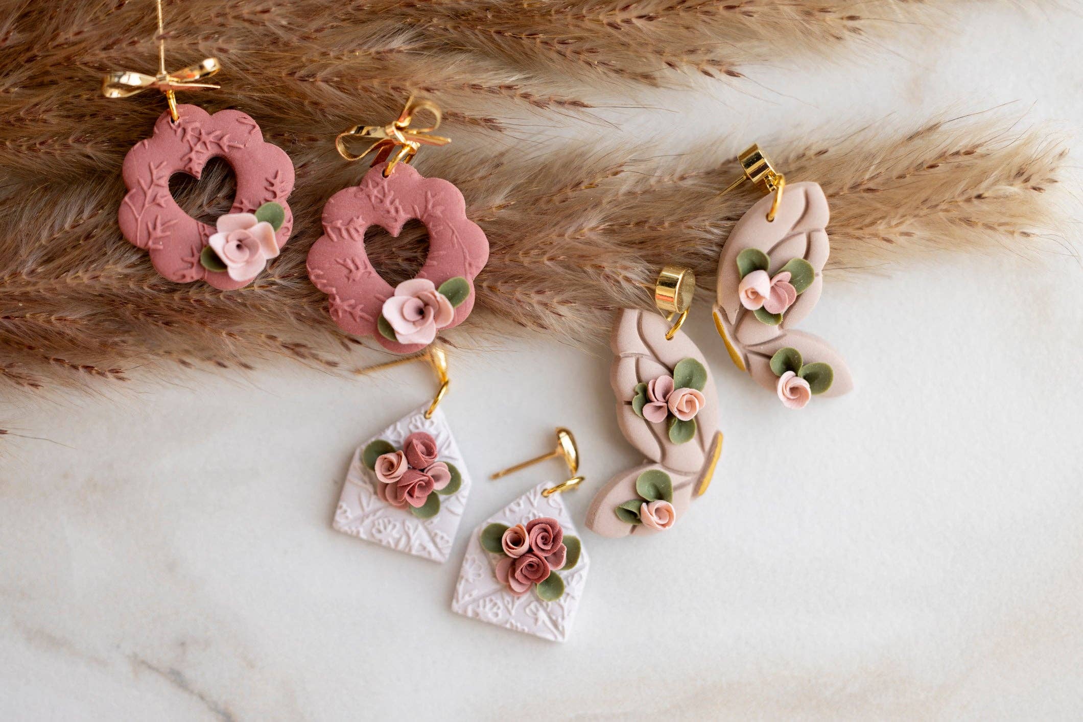 Crafted From Faith, LLC – Großhandel Ohrhänger – Schöne Buchstabenblumen3