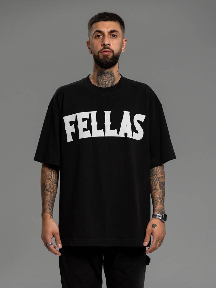 T-shirt oversize nera 'FELLAS' in cotone pesante per la vendita all'ingrosso da parte di True Fellas