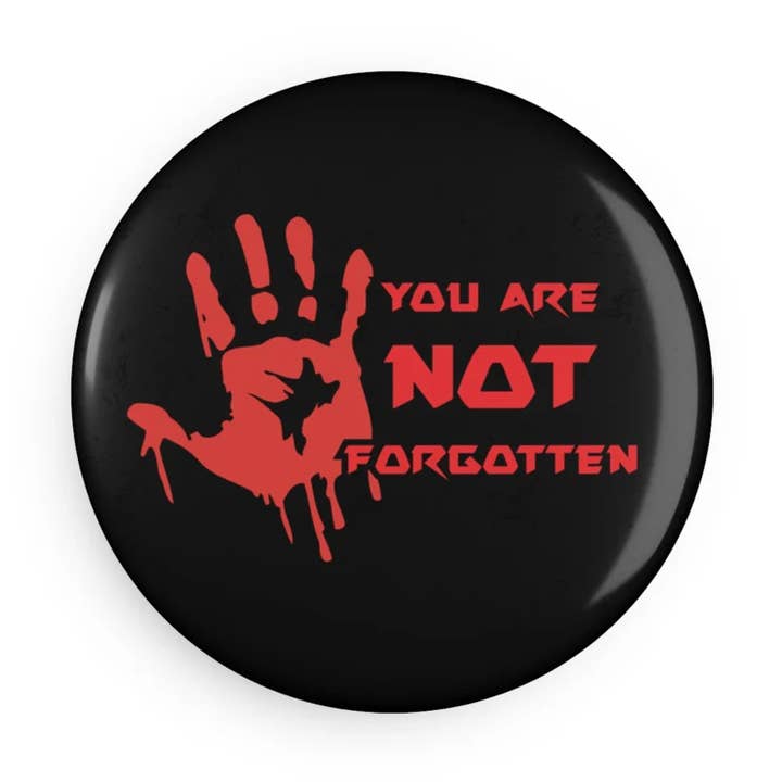 Vous n'êtes pas oublié ! Bouton MMIW Pinback pour la vente par Nish Gear