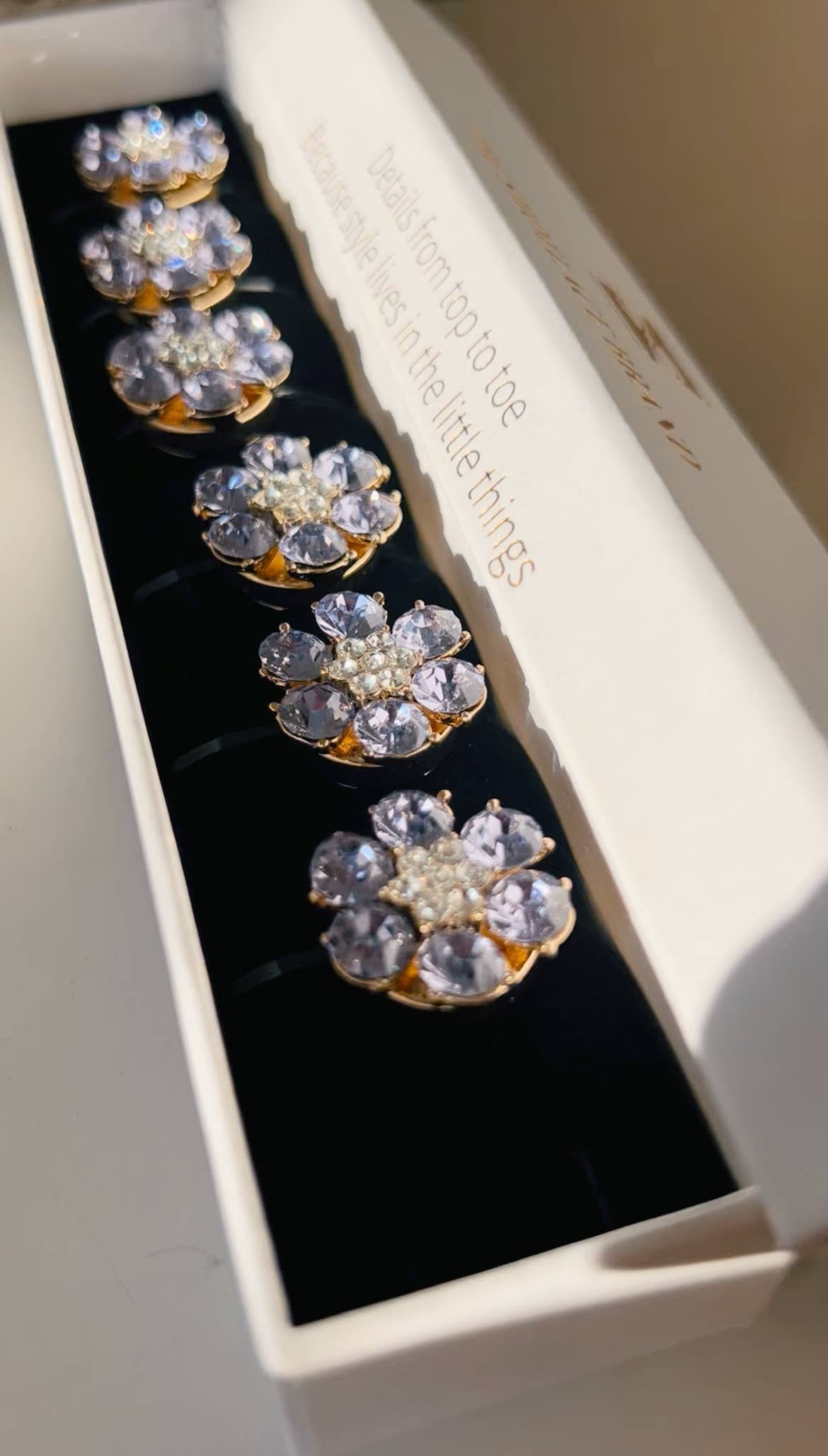 The Shoelace Brand - Vente Boutons de manchette - Hilde – Charm fleur douce violette pour boutons (6 pcs)1