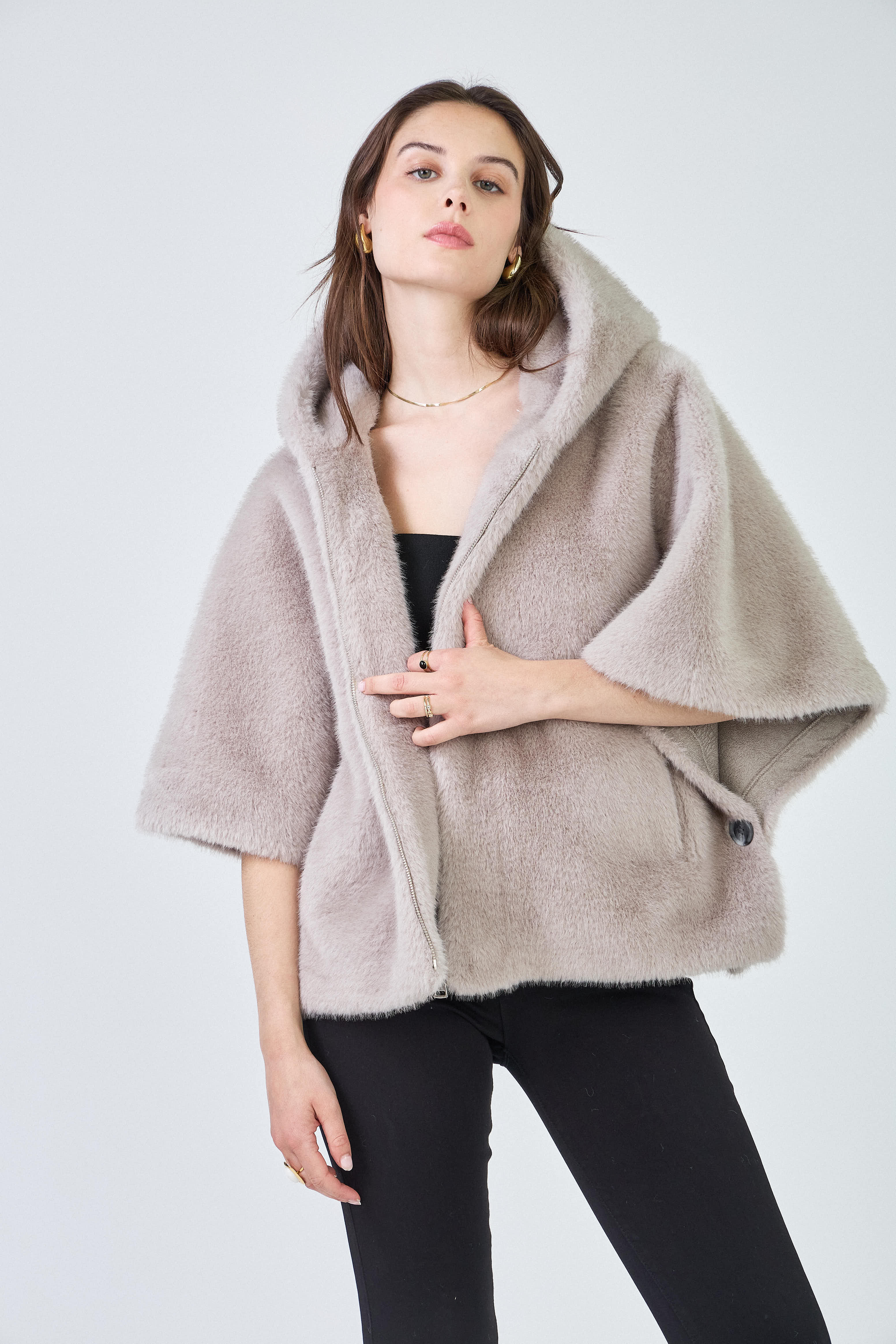 Giovanni Paris - Vendita all'ingrosso Pelliccia/Pelliccia sintetica - Donna - Mantella Alizée con cappuccio in ecopelliccia23