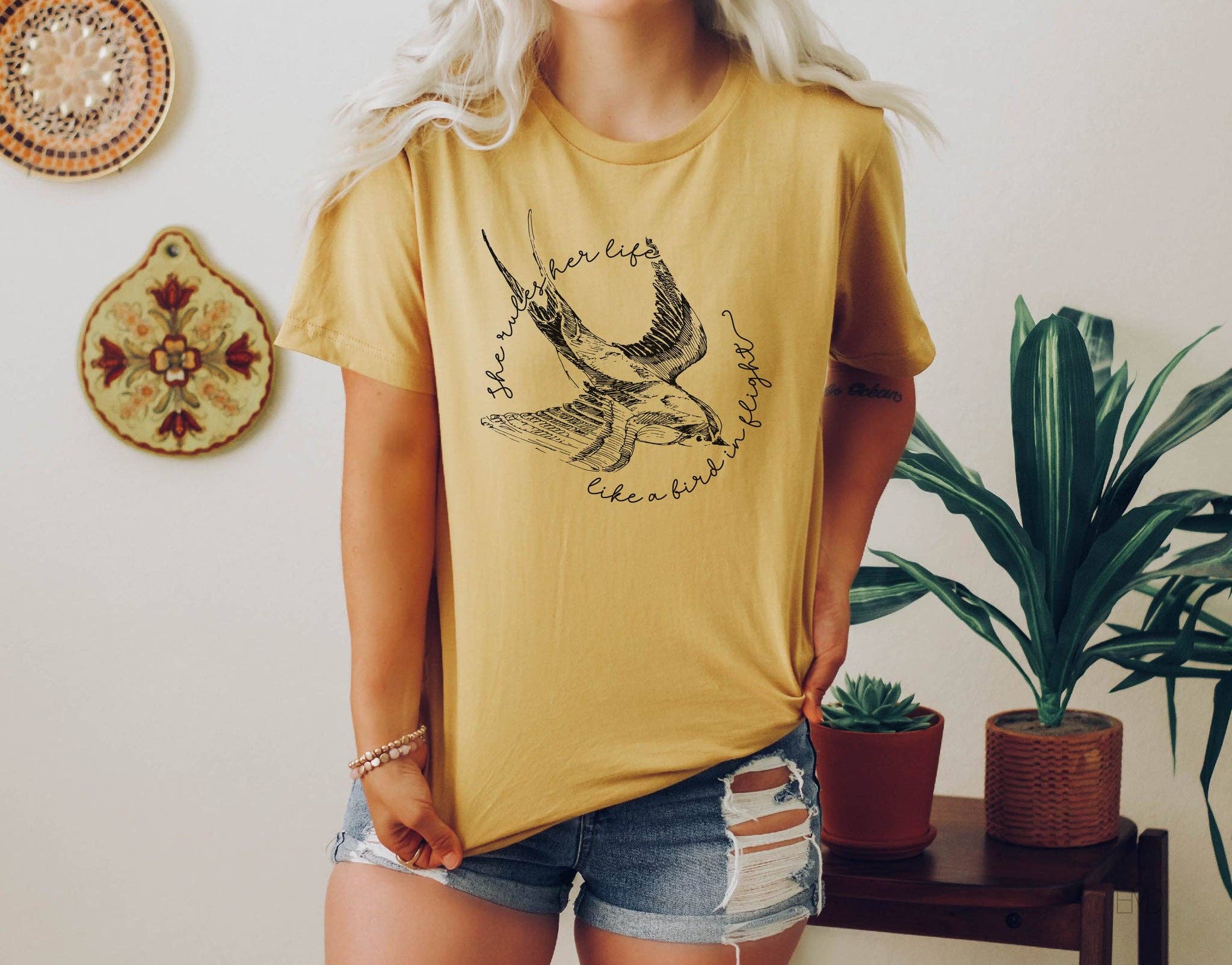 Ashton Grove Ltd Co – wholesale T-shirts med screentryck – Unisex – Hon styr sitt liv som en fågel i flygtröja eller tröja1