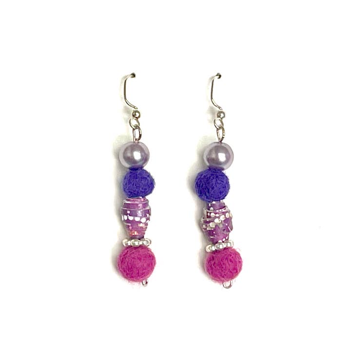 Paars vilt, parelglas en handgemaakte papieren kralenoorbellen voor wholesale door Dotted Sky