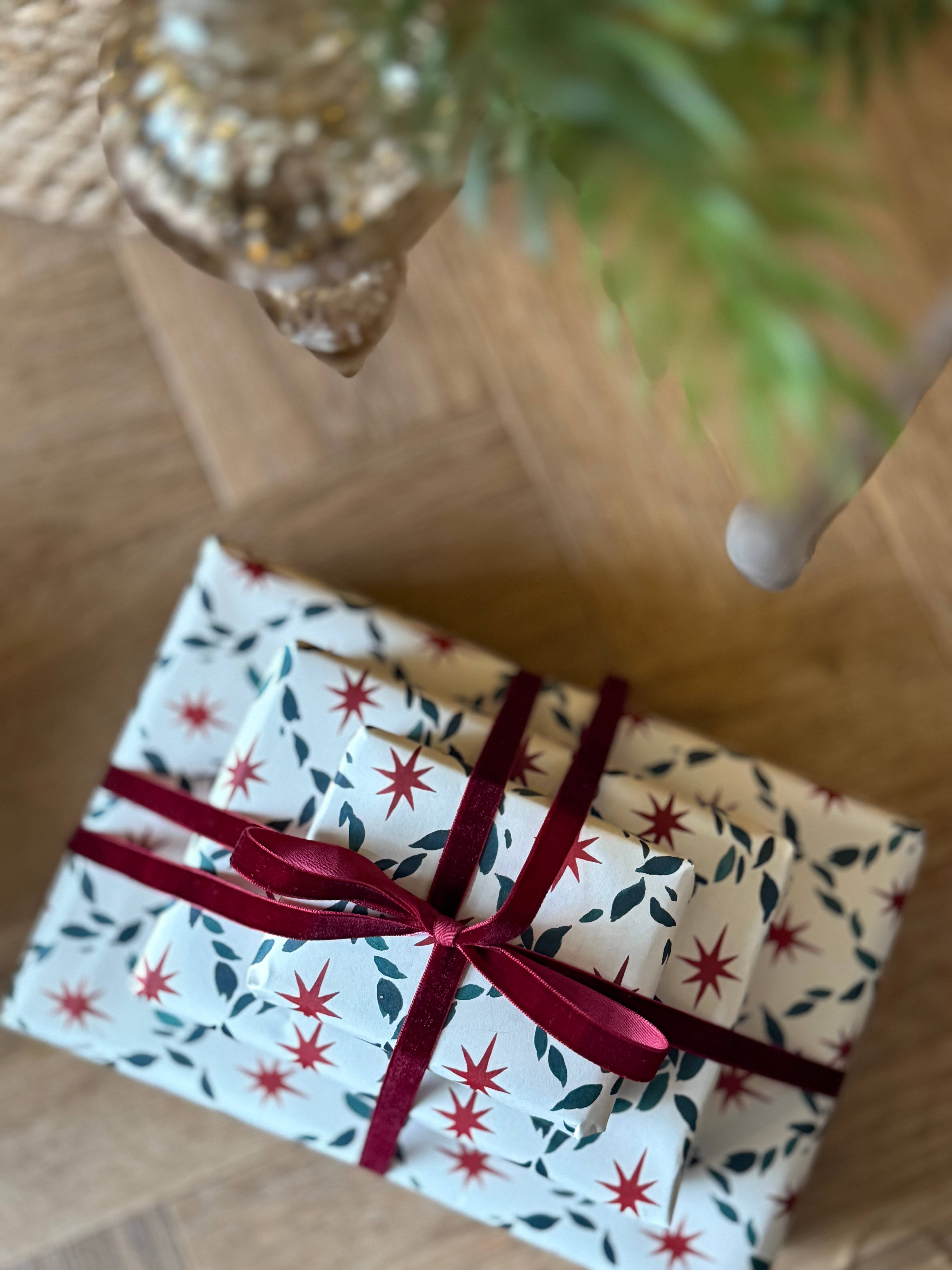 Katie Housley - Wholesale Christmas Card - CHRISTMAS DIAMOND STAR BOTANICAL LUXURY GIFT WRAP HOLIDAY PAPERS3