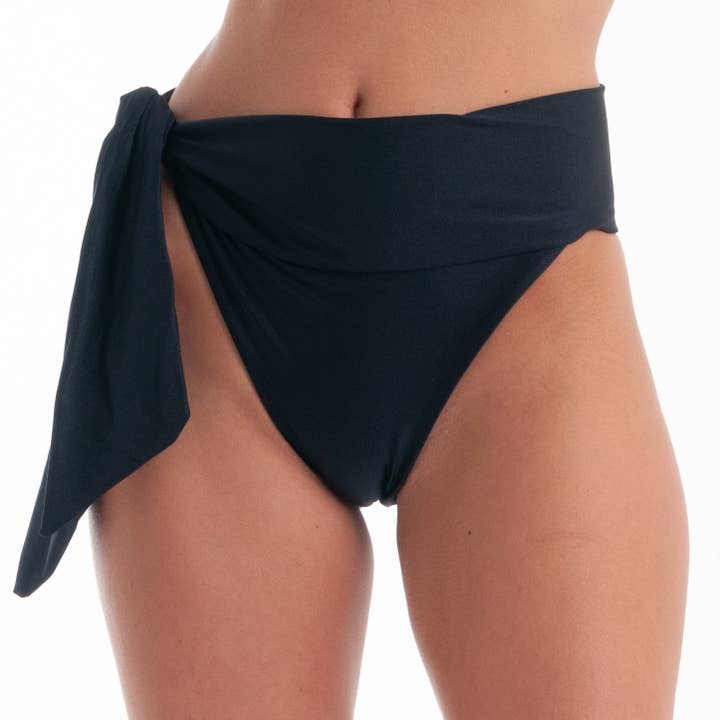 Slip Nami Nero Satin per la vendita all'ingrosso da parte di Helis Brain