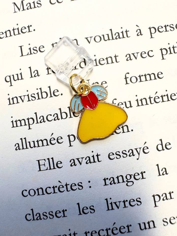 Charms anti-poussière Snow-White pour la vente par Au fil des pages