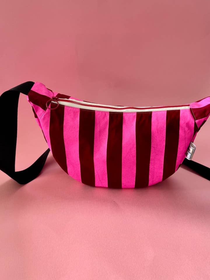 Sac bandoulière en toile cirée à rayures rose et rouge foncé pour la vente par Yolla.studio