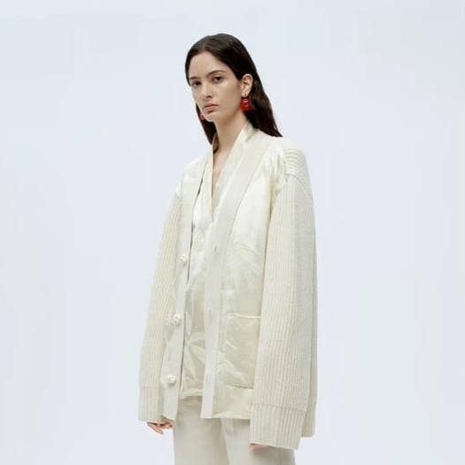 Patchwork-Strickjacke aus ecrufarbener Seide und Wolle für den Großhandel von Vanida Dang