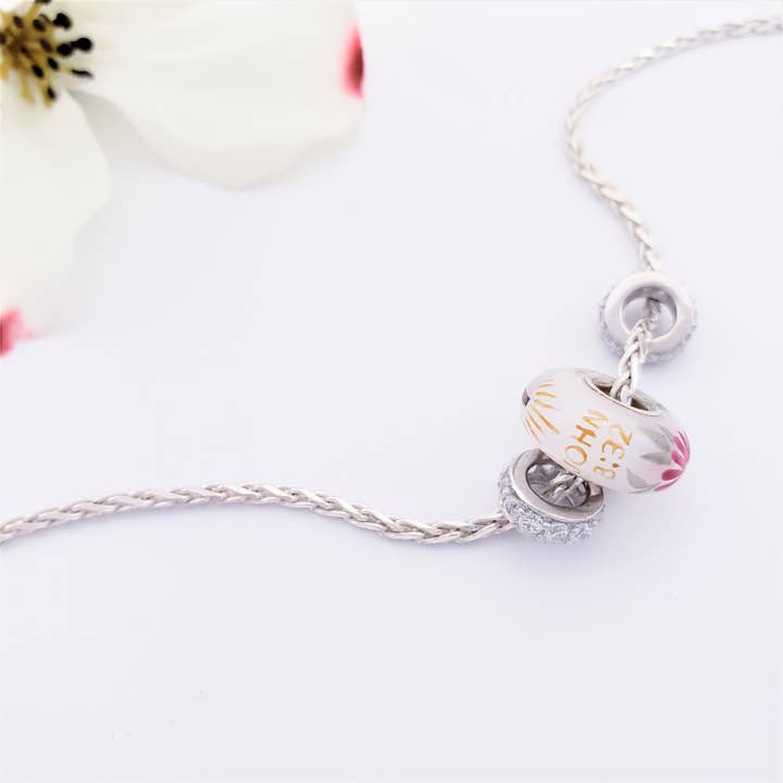 Perle « John 8 : 32 » avec collier à breloques CZ pour la vente par Fenton Glass Jewelry