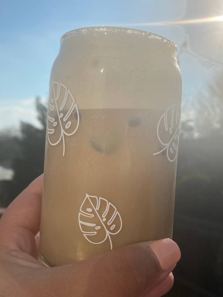 Tasse à canettes en verre de 16 oz Monstera Plant Leaves pour la vente par Will + Vivi