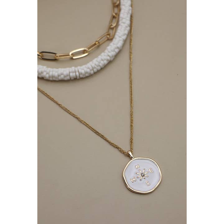 GOLD DREILAGIGE HALSKETTE MIT HEISI-PERLEN MIT KOMPASS | 31N22416 für den Großhandel auf Faire