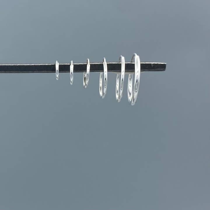 Orecchini a cerchio senza fine in argento sterling da 1,5 mm per la vendita all'ingrosso da parte di Something Silver