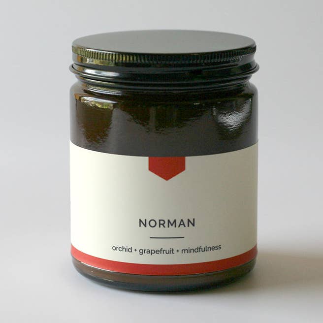 Candela di soia in barattolo ambrato NORMAN - Pompelmo e Orchidea, colata a mano (9 oz) per la vendita all'ingrosso da parte di Vacant Wheel