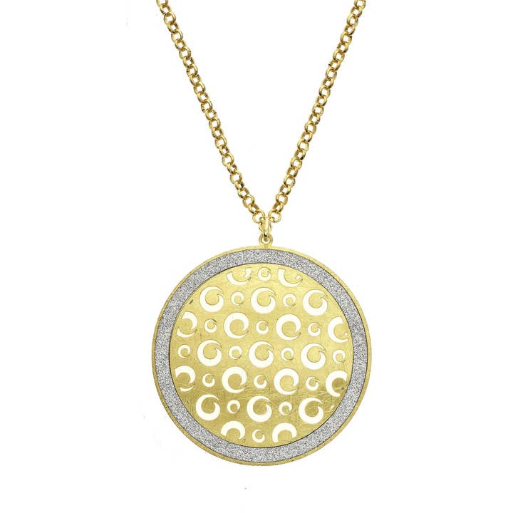 Collier à pendentif en forme de cercle cristallisé doré avec tourbillons découpés pour la vente par Luxe on Main LLC