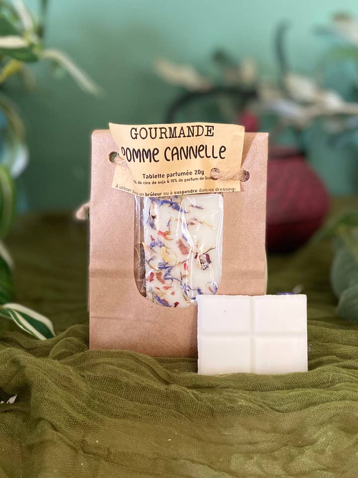 Apple Cinnamon Scented Wax Melt, Soy Wax and Petals for wholesale by Lilium Blanc