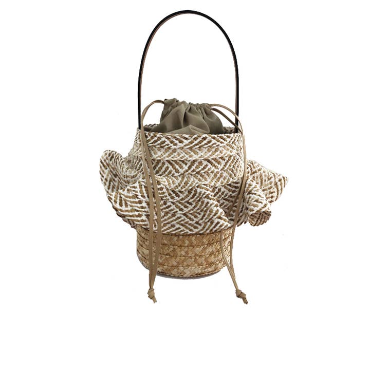 Strandtas van wit- en beige stro met leren handvat voor wholesale door BE.