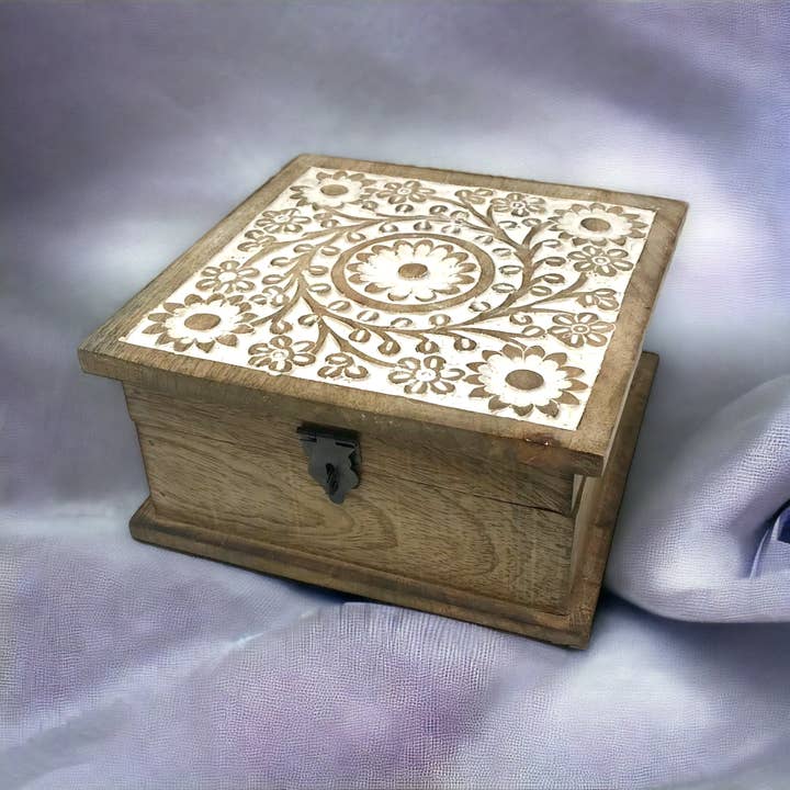 Wilco Home – wholesale Prydnadslåda – Fall Snidad Trä "Blomsterträdgård" Gångjärnsförsedd Låda6