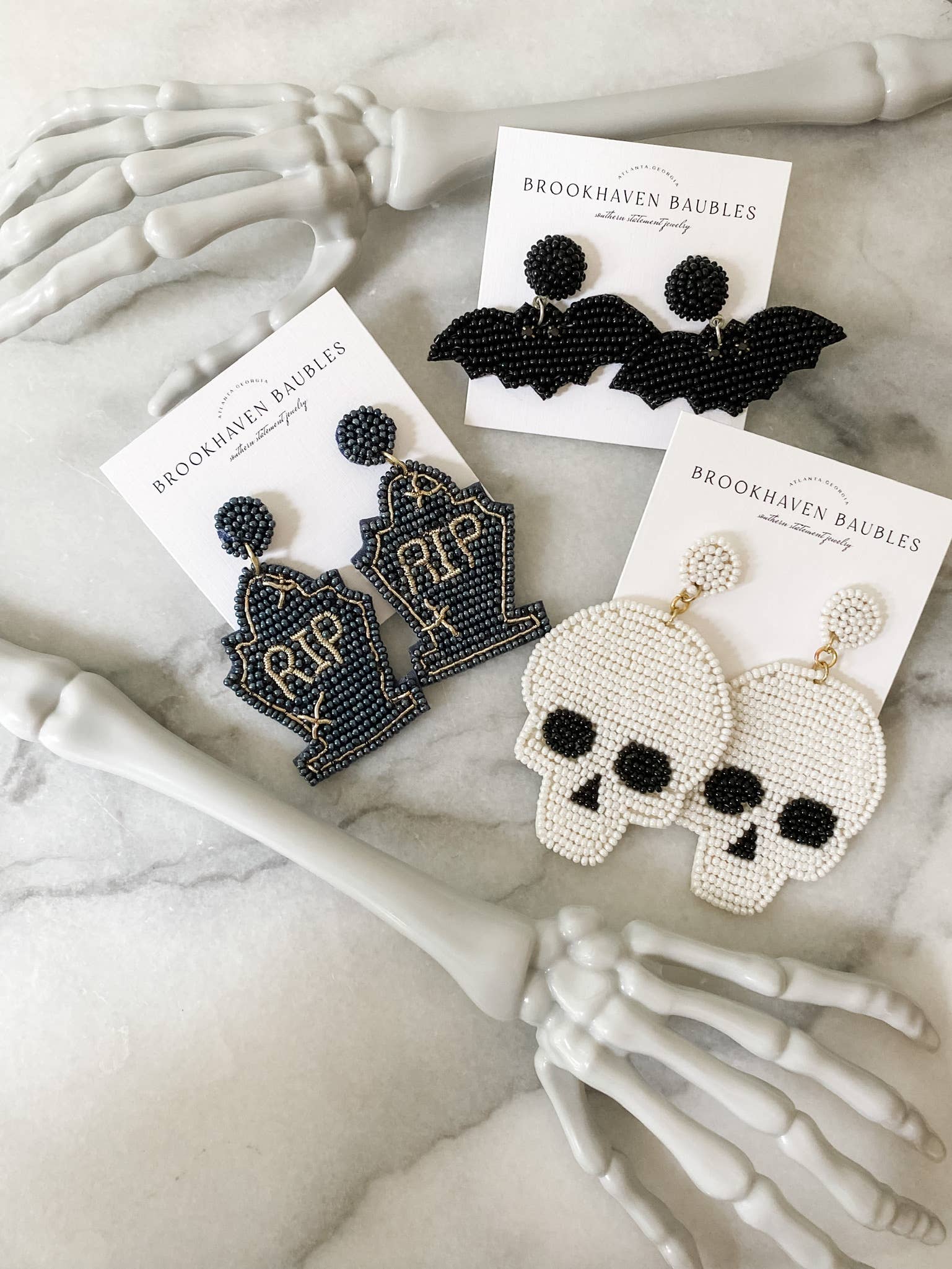 Brookhaven Baubles – Engroshandel Hængeøreringe og creoløreringe – Halloween flagermus perlebesatte statement-øreringe2