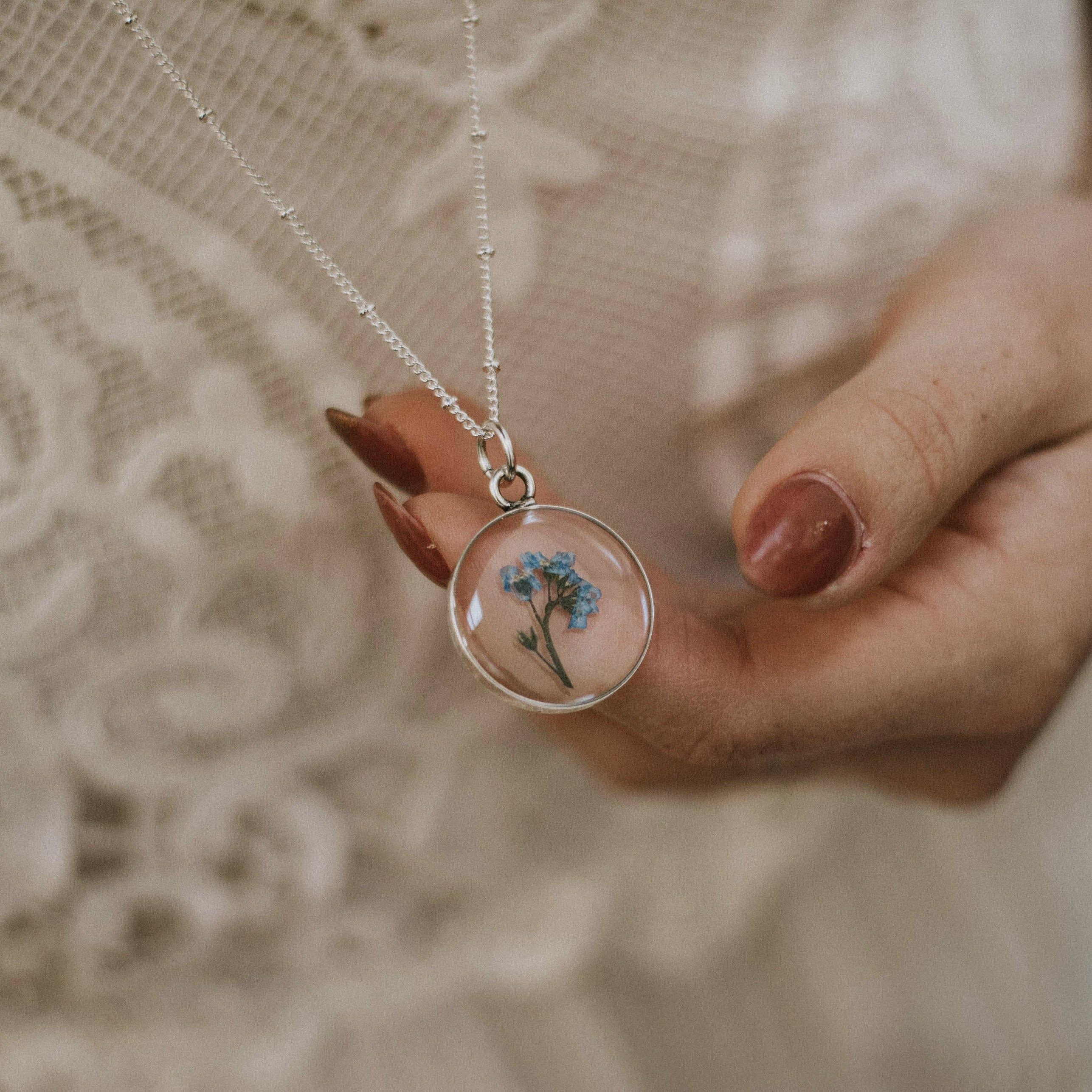 Seed & Soil Botanical Jewelry – wholesale Hänge-/berlockhalsband – Stor rund hängsmycke10