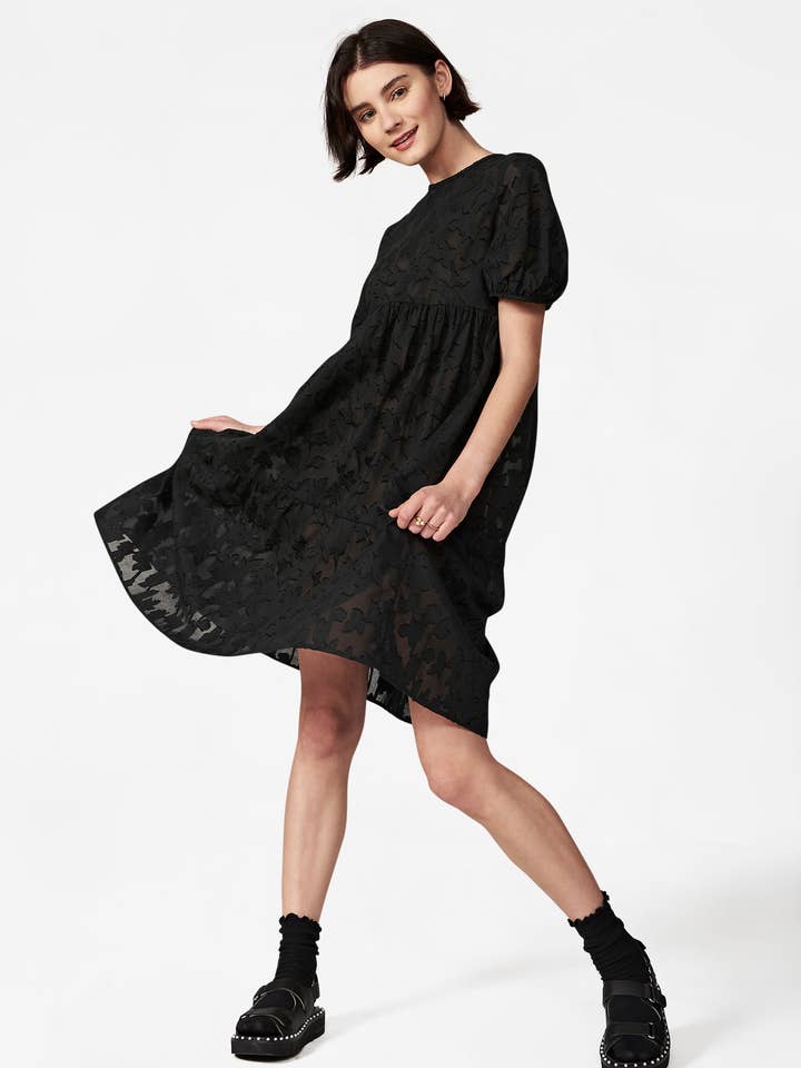 Madeline-jurk voor dames in zwarte jacquard met bloemenprint voor wholesale door Casey Marks