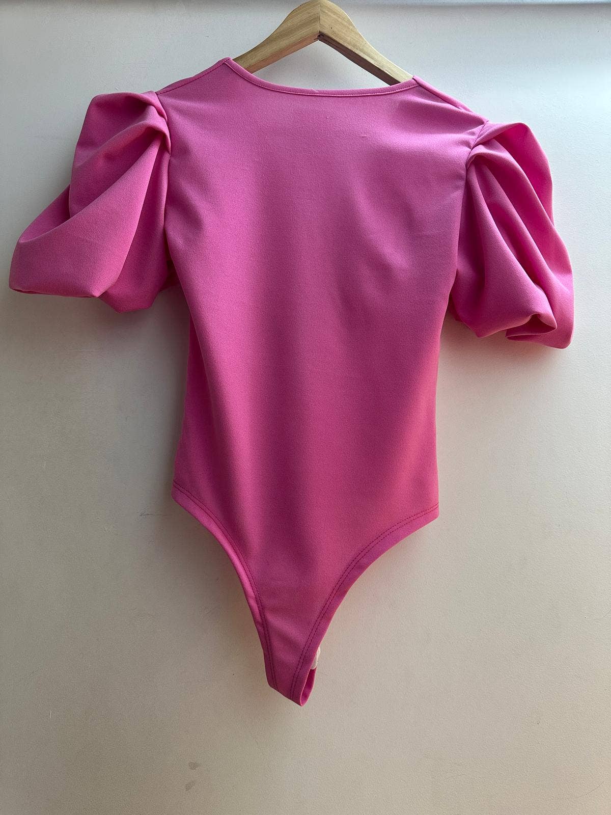 LORIANE – Großhandel Body – Damen – LORIANE Body mit Puffärmeln und V-Ausschnitt4