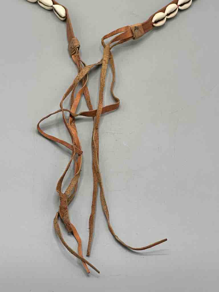 The Niger Bend – Großhandel Gürtel – Damen – Schmaler afrikanischer Krawattenverschluss aus echtem Kaurimuschelleder8