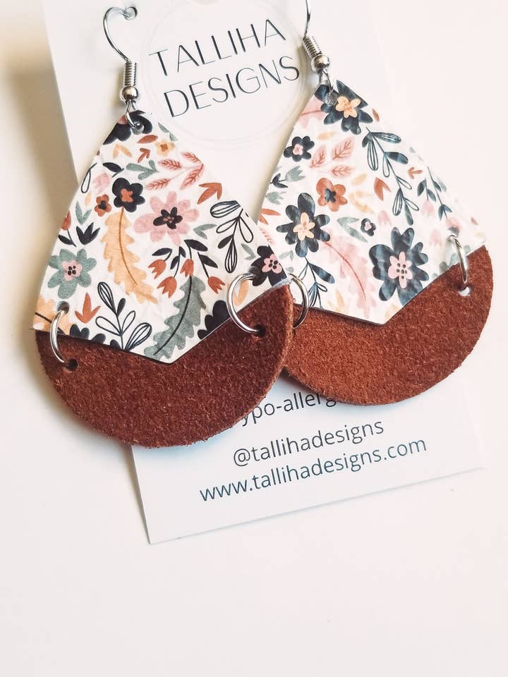 Pendientes colgantes con abertura de cuero genuino floral delicado para venta al por mayor de Talliha Designs