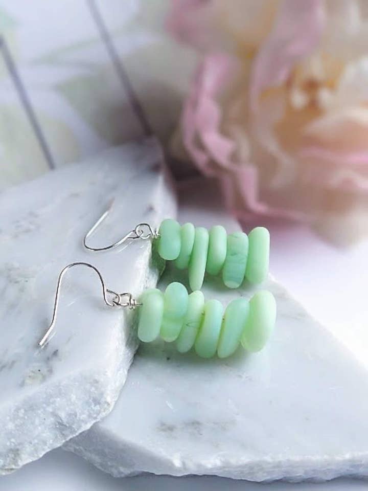 Mintgrüne Hängeohrringe in Kieselform aus mattiertem Seeglas aus Silber für Damen — Strandschmuck aus Seeglas — Geschenk für Strandliebhaber für den Großhandel von Bad Apple Designs