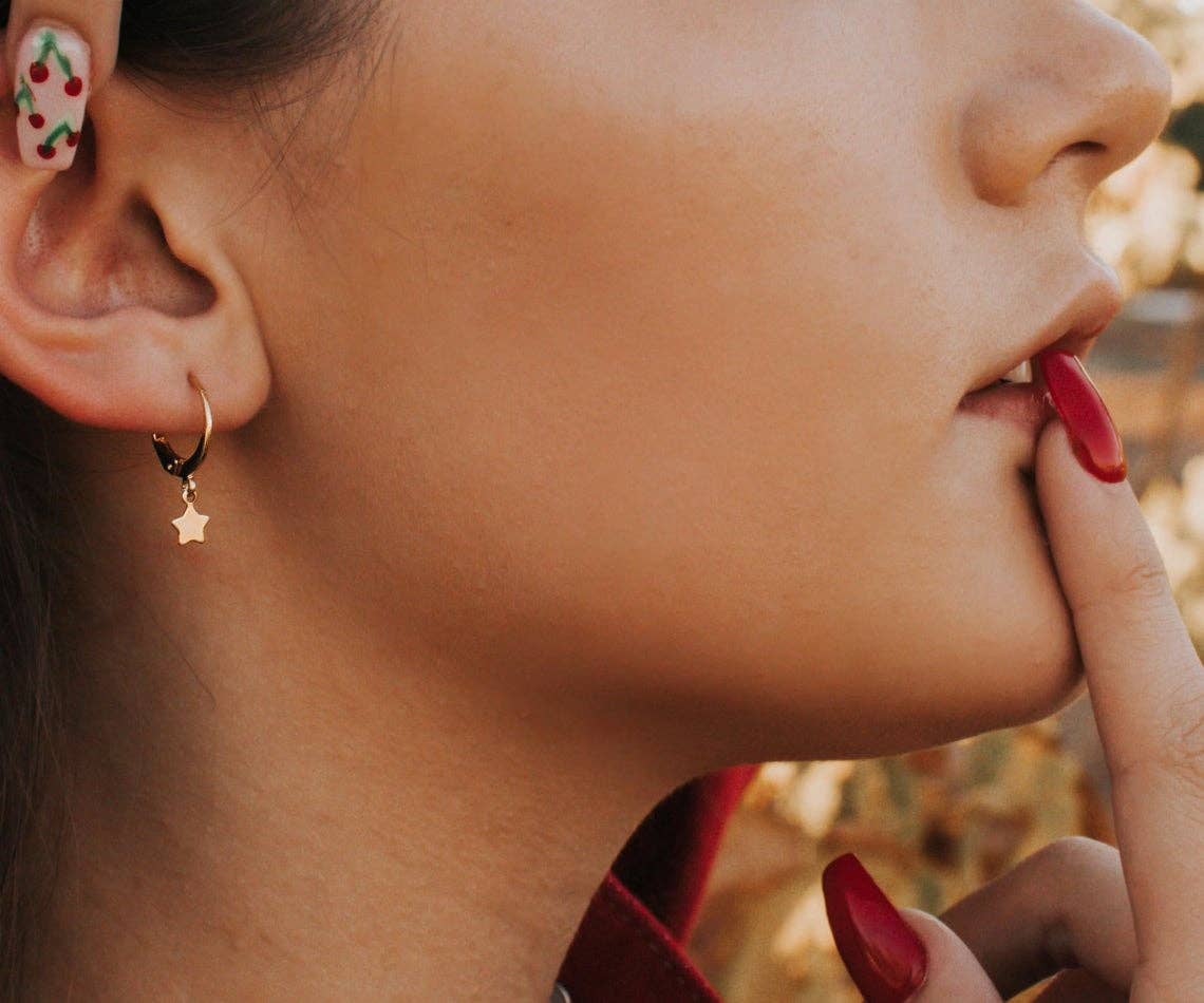 A Worthy Brand - Vendita all'ingrosso Orecchini a cerchietto - Mini Orecchini a Cerchio Moon And Star Huggie in oro4